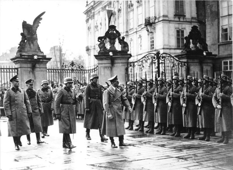 hitler-prague-castle.jpg